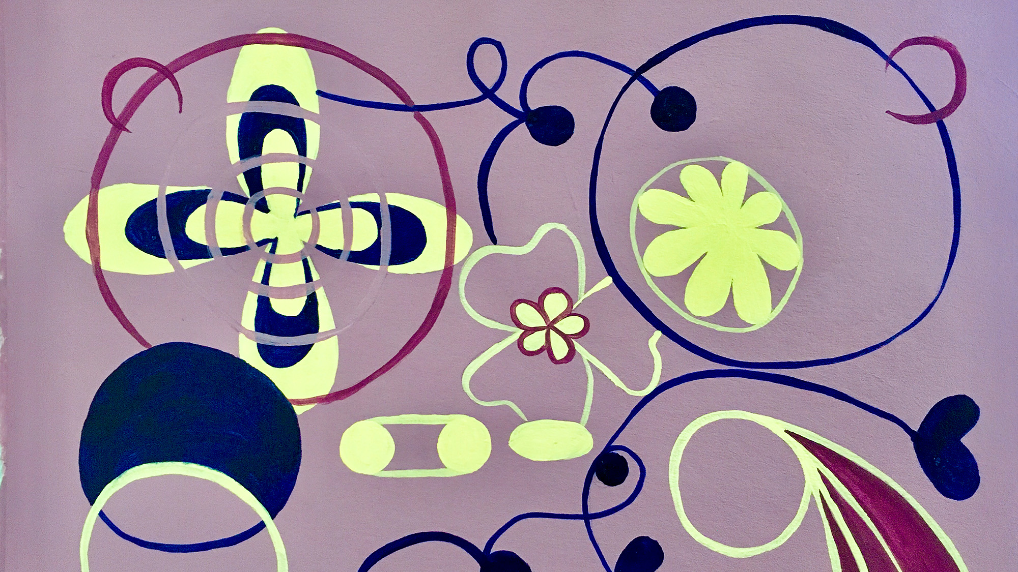 Eine Malerei in Violett-, Blau- und Gelbtönen gehalten stellt abstrakte Muster mit geschwungenen Linien, Spiralen und kleinen bemalten Flächen dar.