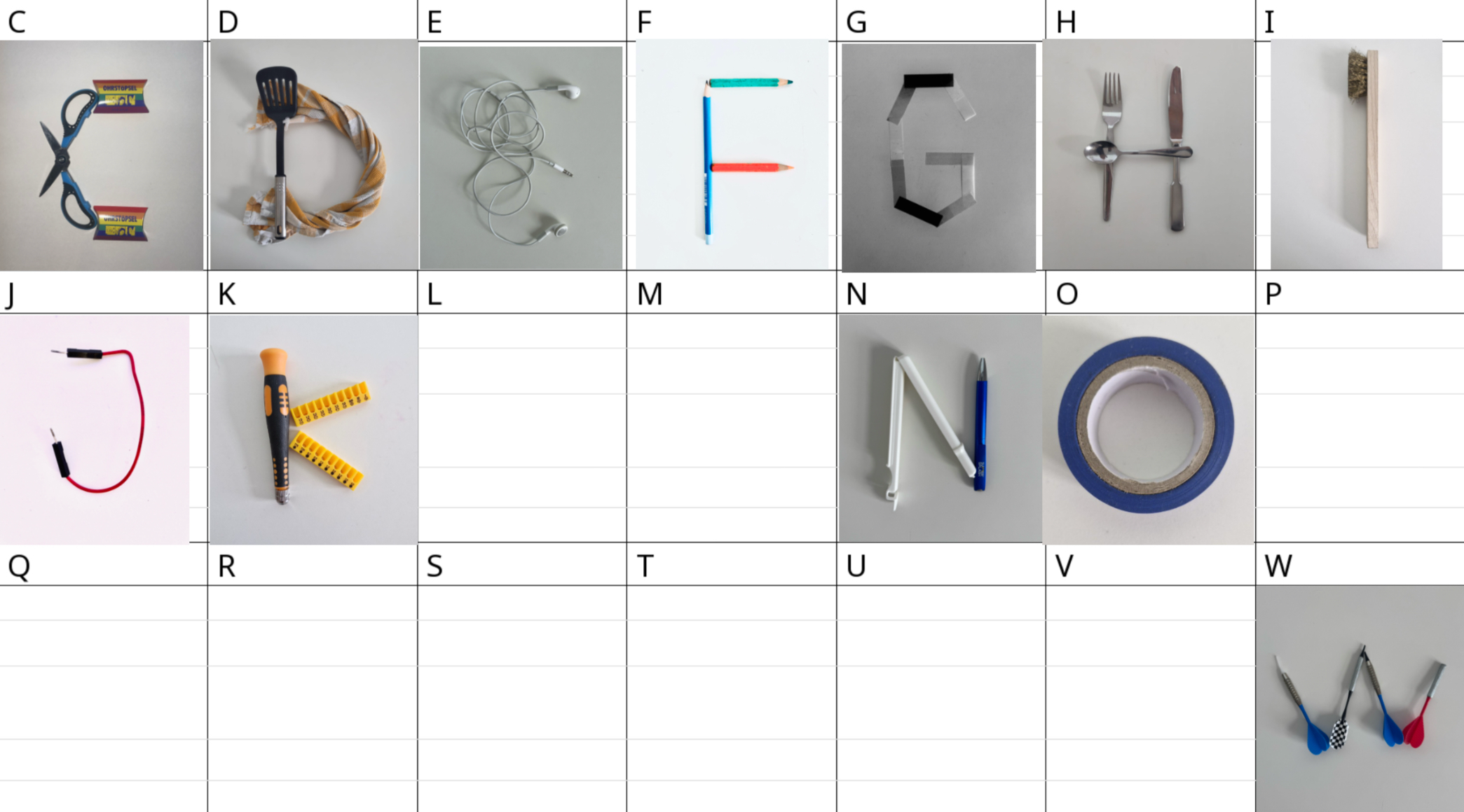 Zu sehen ist ein Buchstabenraster, Anstelle jedes Buchstabens befindet sich ein
Foto von Objekten, die diesen Buchstaben
konstruieren.