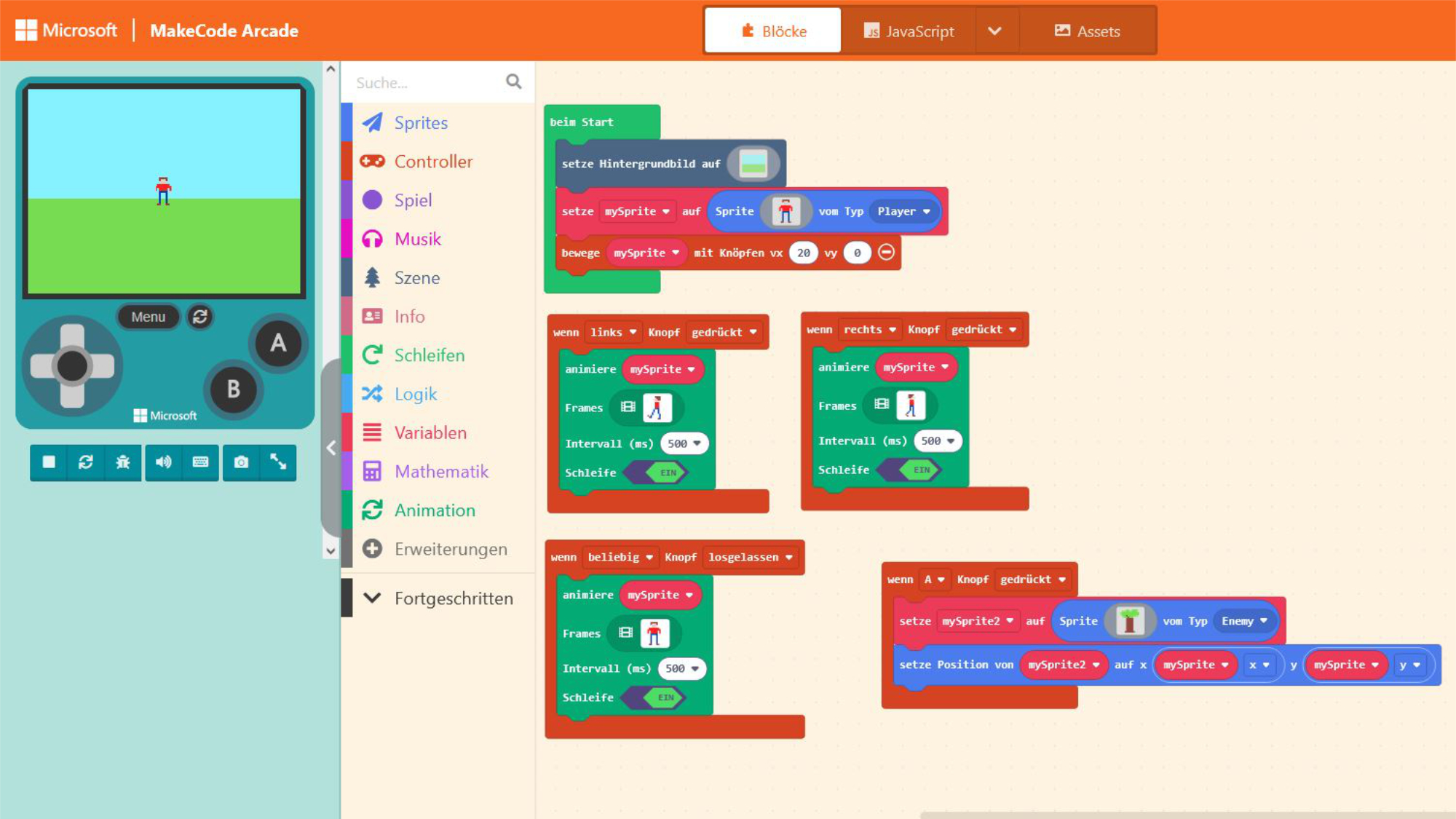 Das Bild zeigt die Platform MakeCode. Links ist eine Spielkonsole abgebildet, auf der das Spiel gespielt werden kann. In der Mitte ist eine Liste mit Icons. Die Liste lautet: Sprites, Controller, Spiel, Musik, Szene, Info, Schleifen, Logik, Variablen, Mathematik, Animation, Erweiterungen, Fortgeschritten. Über der Liste ist ein Suchfeld. Rechts sind fünf Gruppen von Codeblöcken.