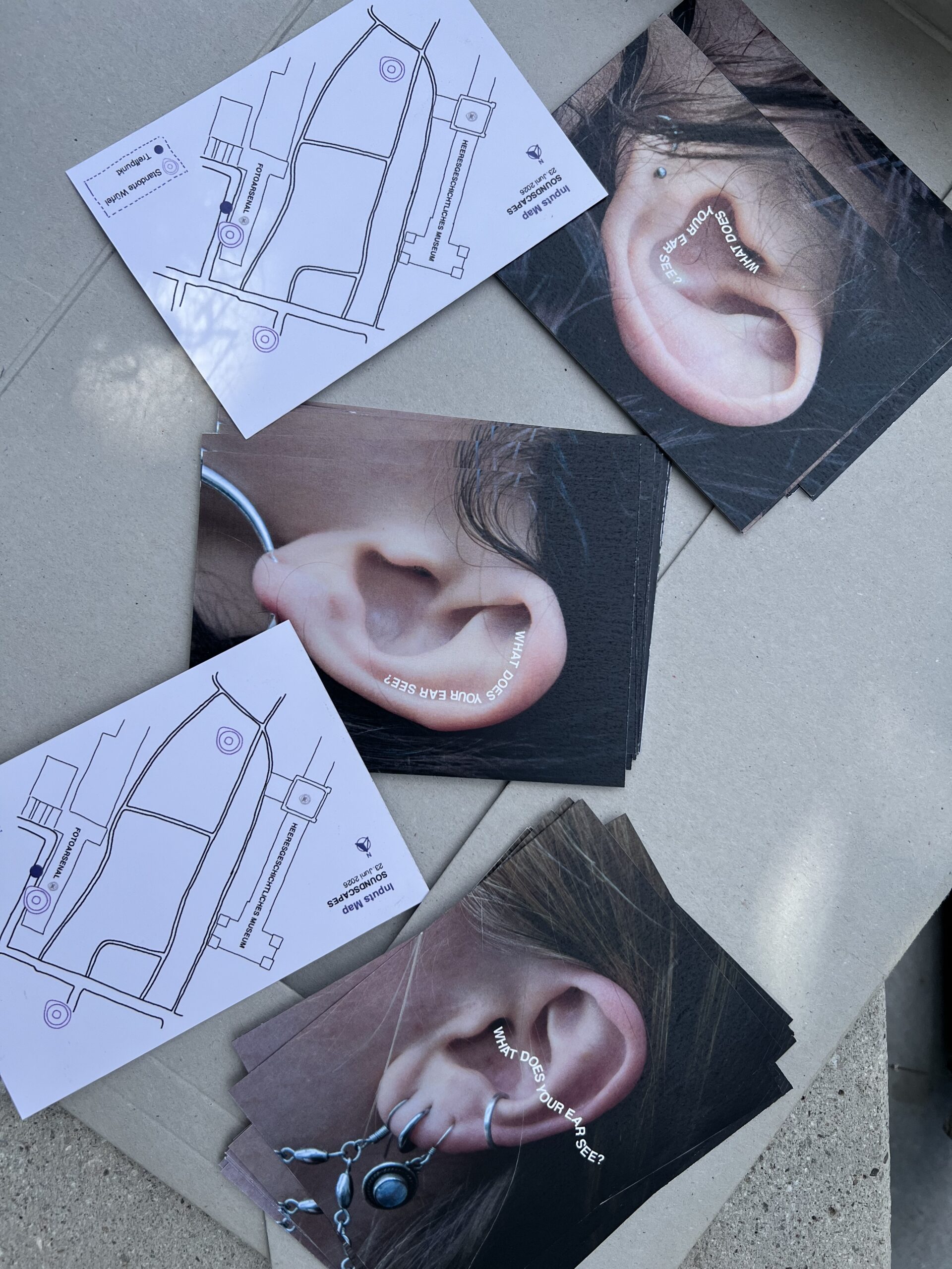 5 Karten im Format A6 liegen leicht versetzt nebeneinander. Abwechselnd ist auf drei ein Foto von einem Ohr und auf den anderen beiden eine Karte vom Areal in dem das Projekt stattfindet.